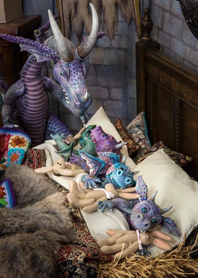 Martha Boers’ Ball-Jointed Dragons Bring a Family Scene to Life