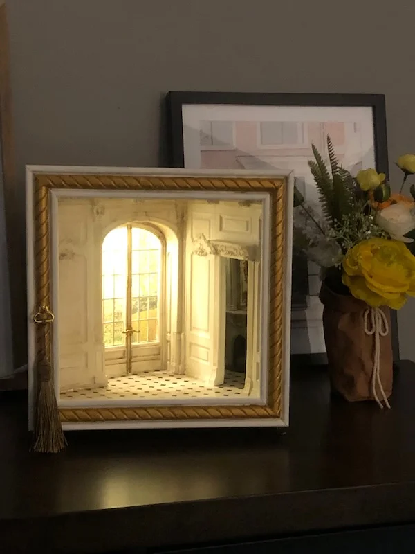 Miniature “L’epoque de la lumiere” Brings a Detailed Room Scene to Life